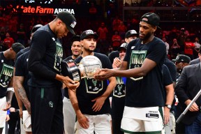 关于字母哥重返赛场，重要助攻首场状态出色，老鹰观众沸腾！赢得满堂喝彩的信息-九游登录账号入口